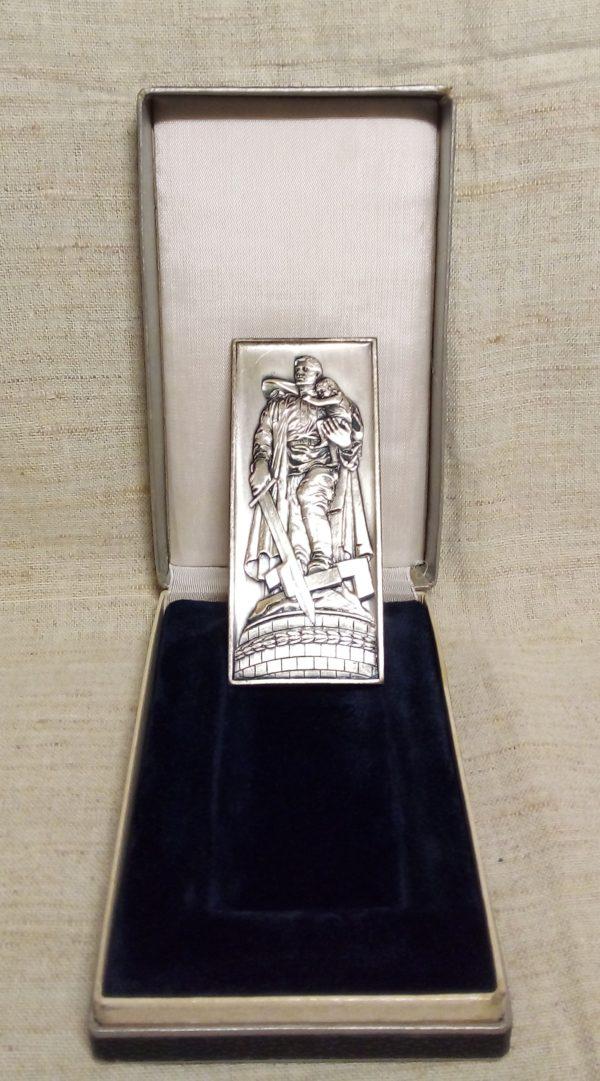 Медаль "Войну освободителю" Трептов парк ГДР общий вид