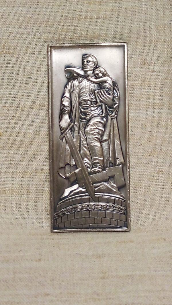 Медаль "Войну освободителю" Трептов парк ГДР лицевая сторона